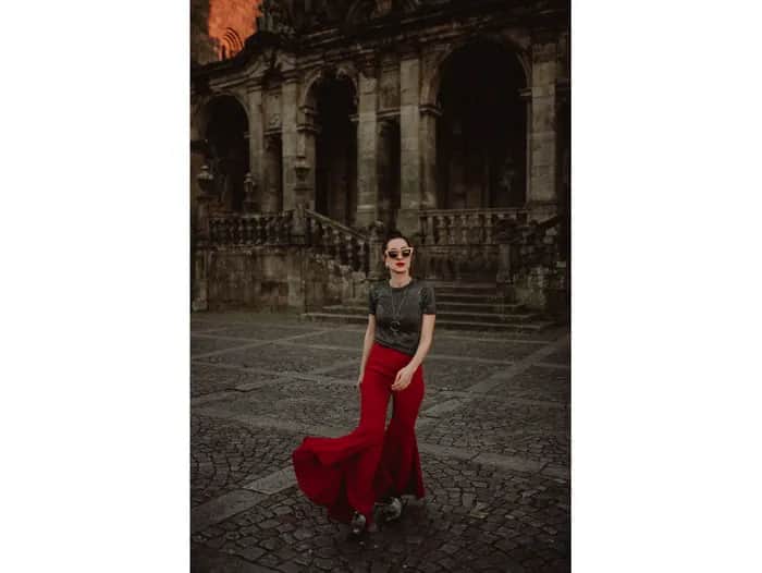 Jaką bluzkę do czerwonych spodni wybrać, aby wyglądać stylowo?