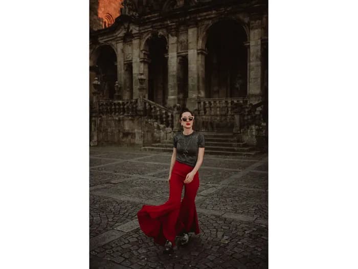 Jaką bluzkę do czerwonych spodni wybrać, aby wyglądać stylowo?