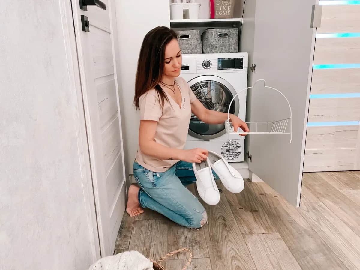 Czy można suszyć buty w suszarce? Bezpieczne metody i zasady