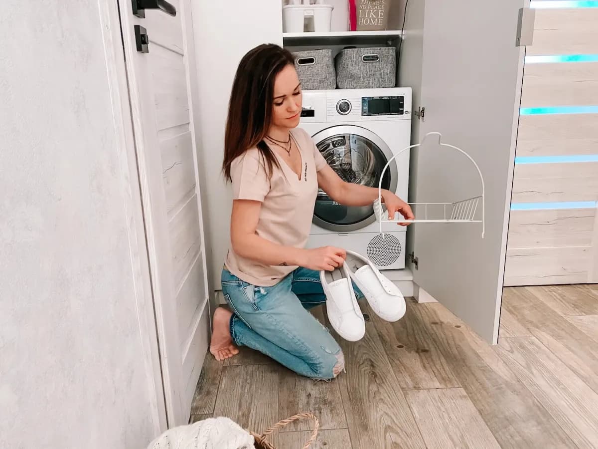 Czy można suszyć buty w suszarce? Bezpieczne metody i zasady