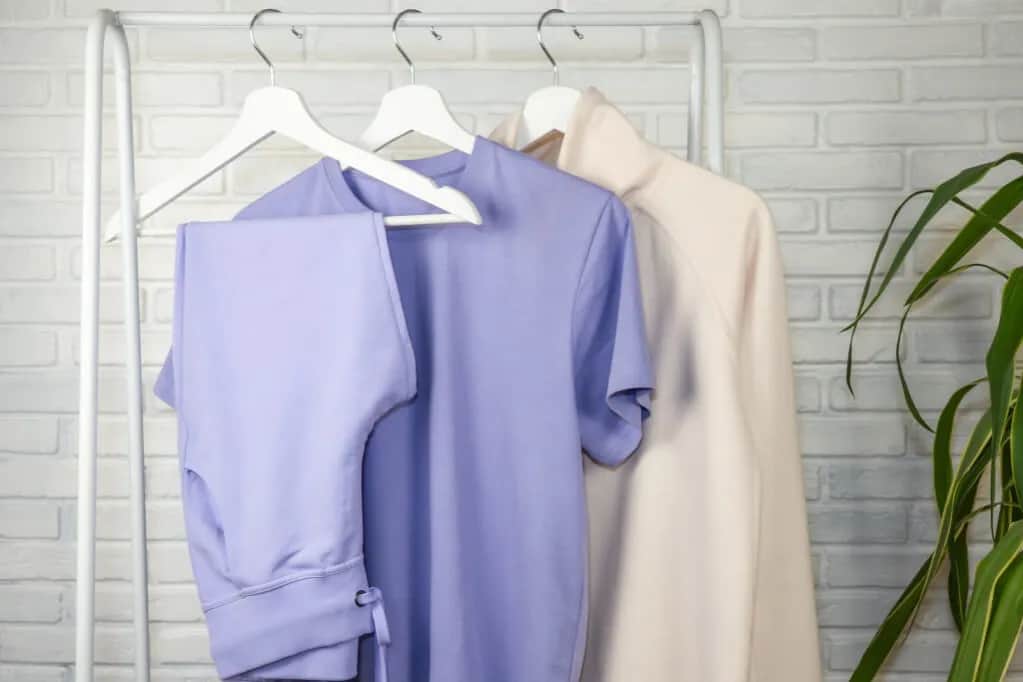 Jak się nazywają spodnie z obniżonym krokiem – poznaj ich nazwy i style