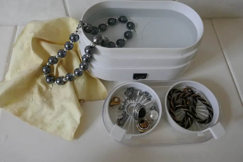 Jak czyścić biżuterię: skuteczne metody, które uratują Twoje ozdoby