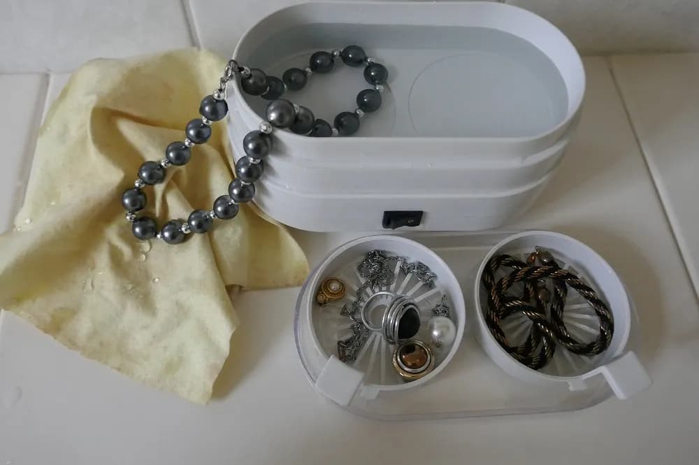 Jak czyścić biżuterię: skuteczne metody, które uratują Twoje ozdoby