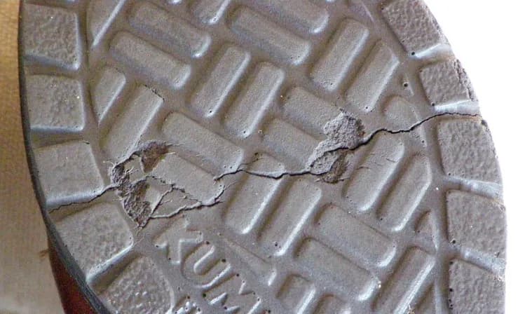 Dlaczego pękają podeszwy butów? Poznaj przyczyny i jak temu zapobiec