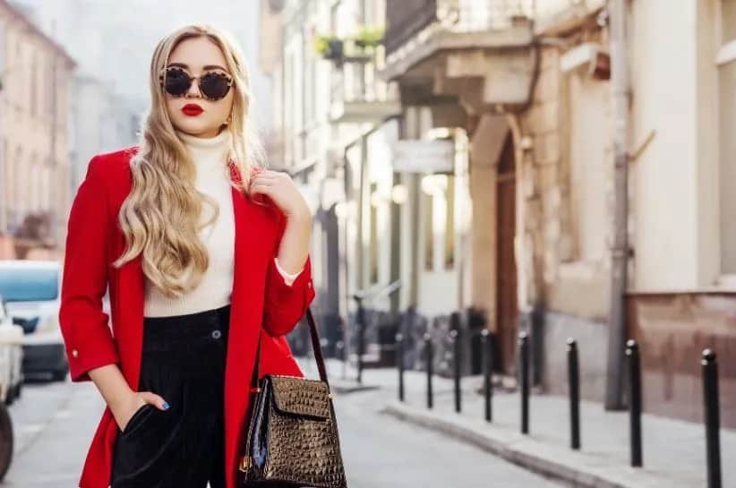 Jaką bluzkę do czerwonego garnituru wybrać, aby zachwycić?