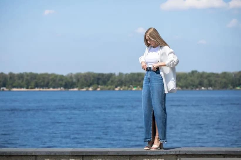 Jak nosić długą białą koszulę - 5 stylowych sposobów na modę