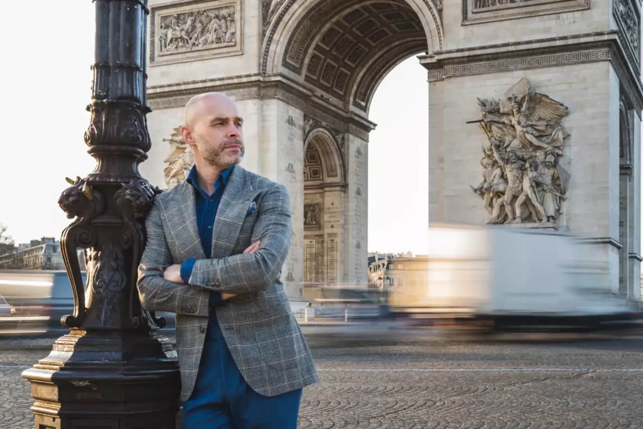 Jaką koszulę do brązowej marynarki wybrać, aby wyglądać stylowo?