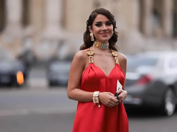 Jaką biżuterię do czerwonej sukienki wybrać, by wyglądać olśniewająco?