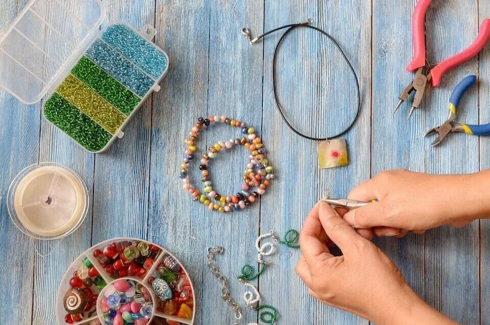 Jak zacząć robić biżuterię - proste projekty i materiały dla początkujących