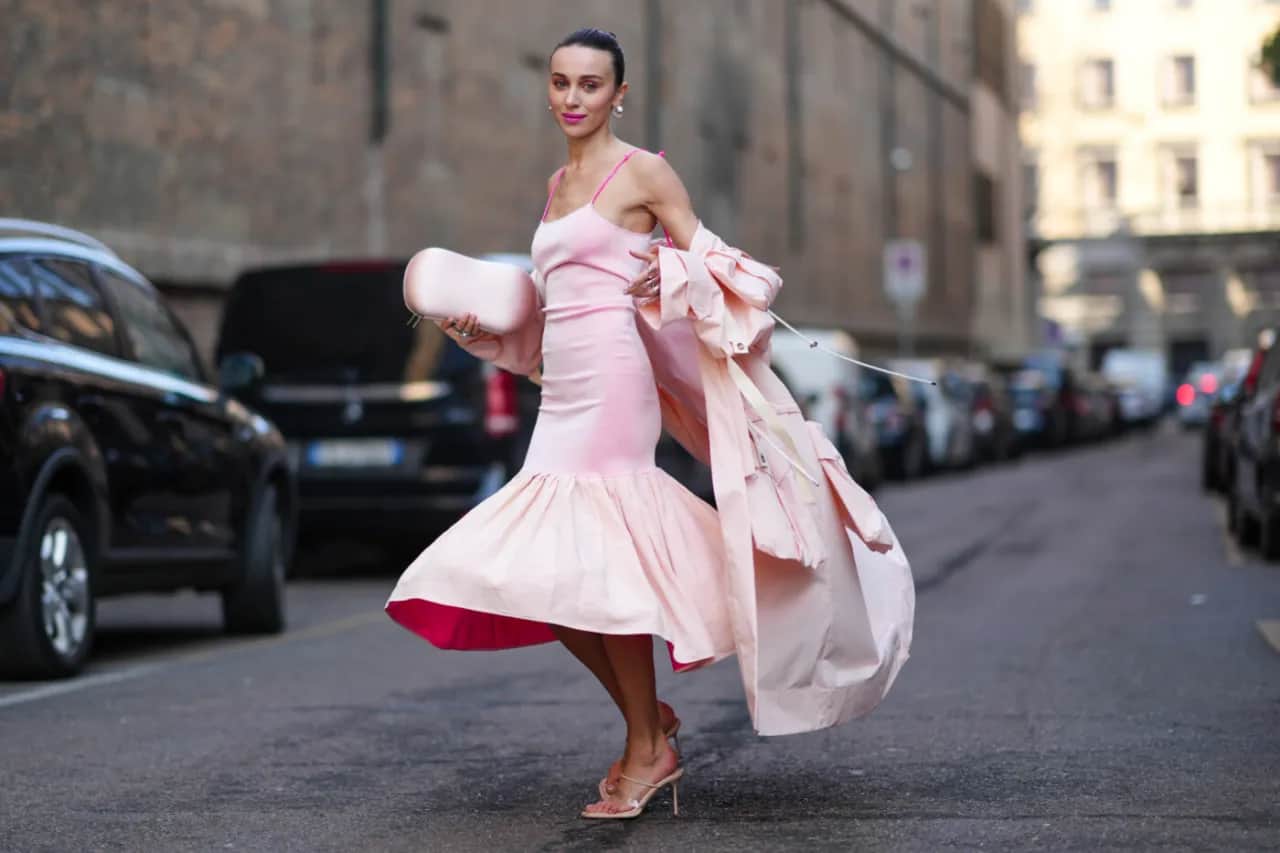 Jakie buty do sukienki pudrowy róż na wesele, aby wyglądać olśniewająco?