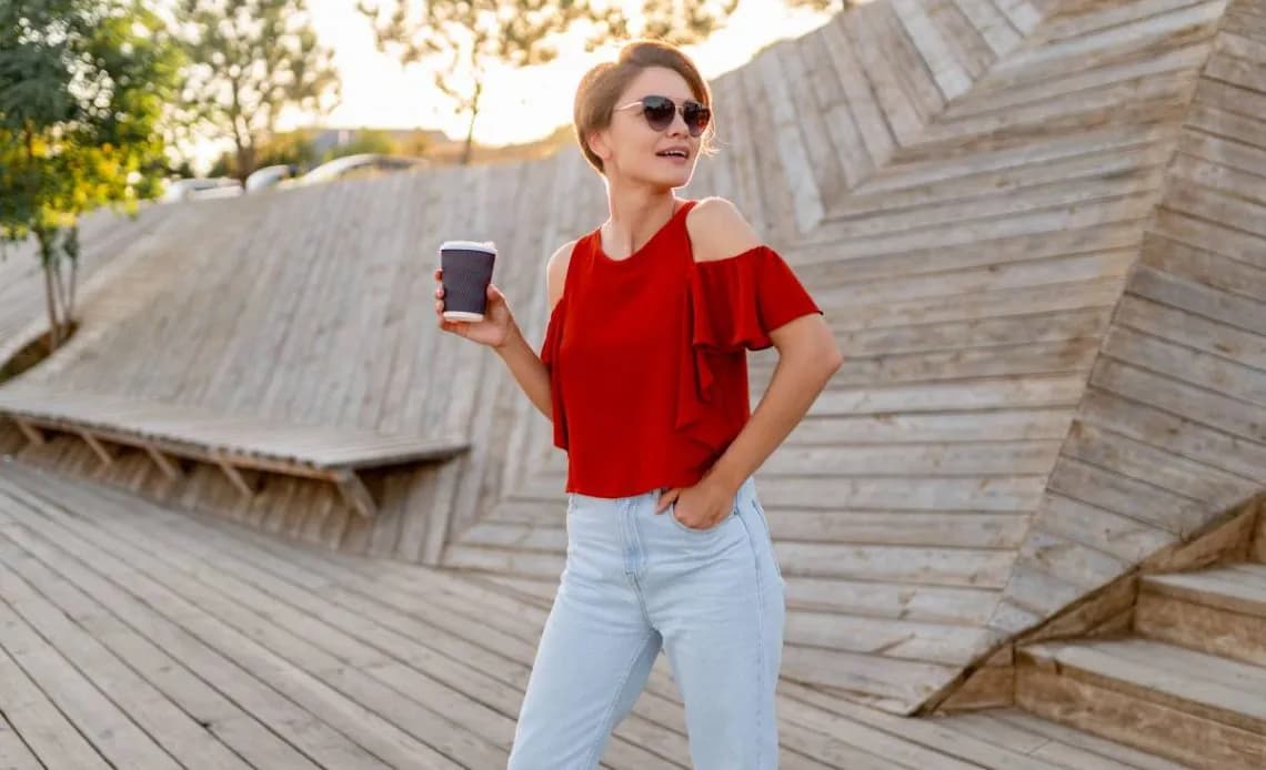 Jakie spodnie do czerwonej bluzki - stylowe połączenia, które zachwycą