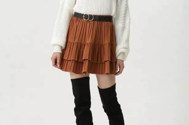 Jaka bluzka do brązowej spódnicy? Oto najlepsze stylizacje na każdą okazję