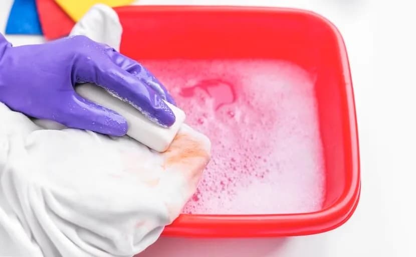 Skuteczne sposoby na to, czym sprać żywicę ze spodni i uniknąć zniszczeń