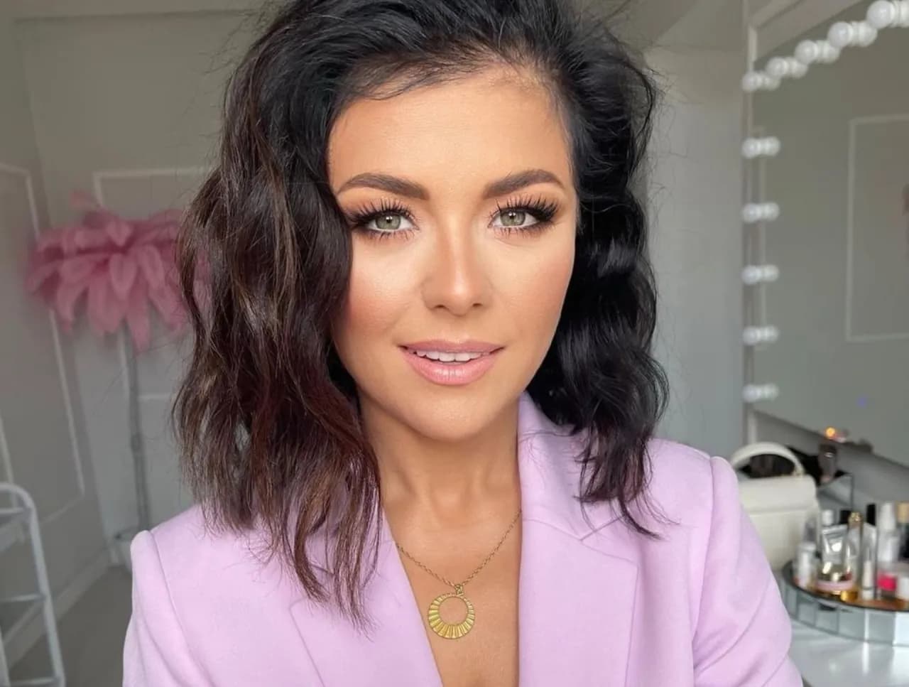 Jaką bluzkę do garnituru damskiego wybrać, aby wyglądać idealnie?