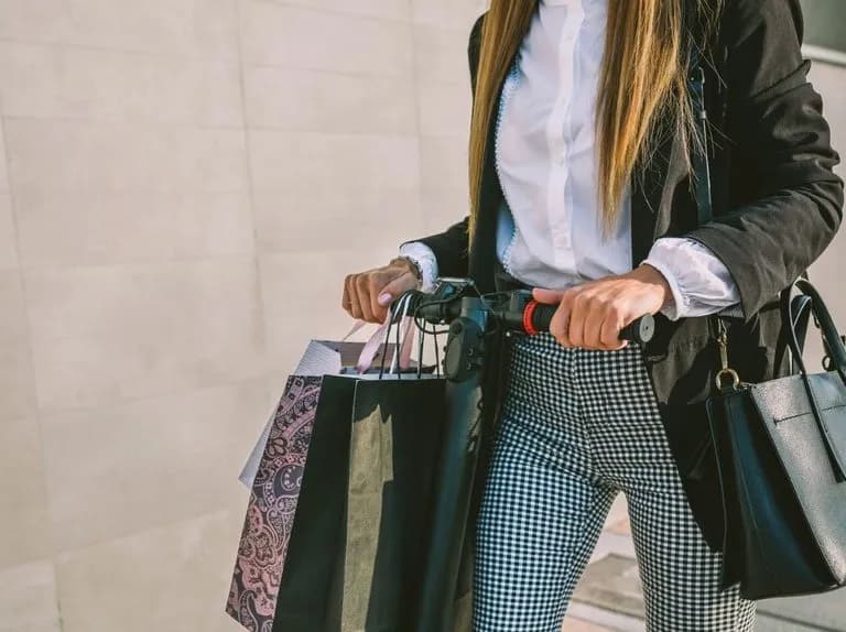 Co założyć do spodni w kratkę, aby wyglądać stylowo i modnie