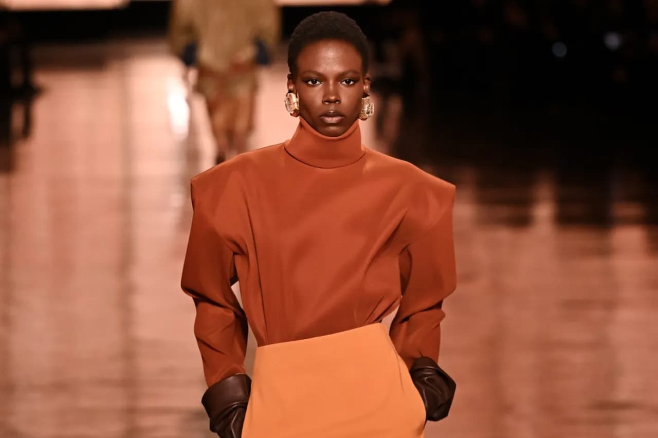 Jakie są modne bluzki: odkryj najnowsze trendy i fasony na sezon