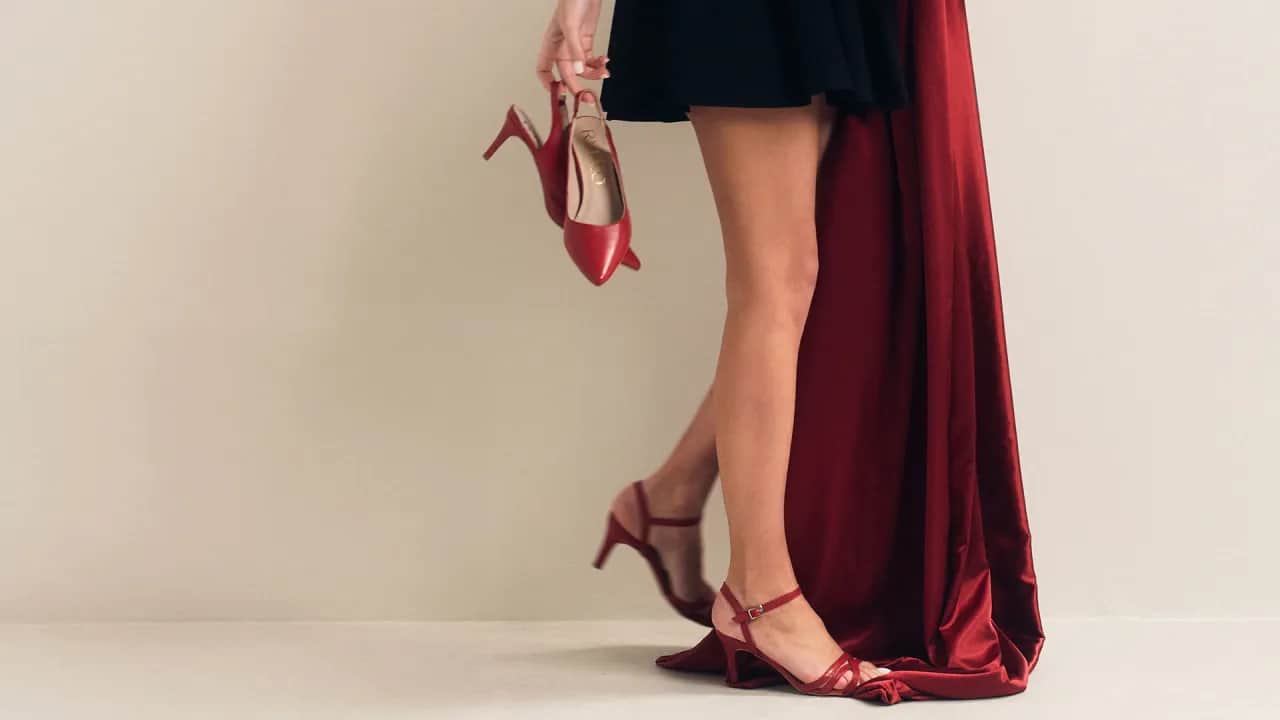 Jakie buty do letniej sukienki na wesele, aby uniknąć dyskomfortu?