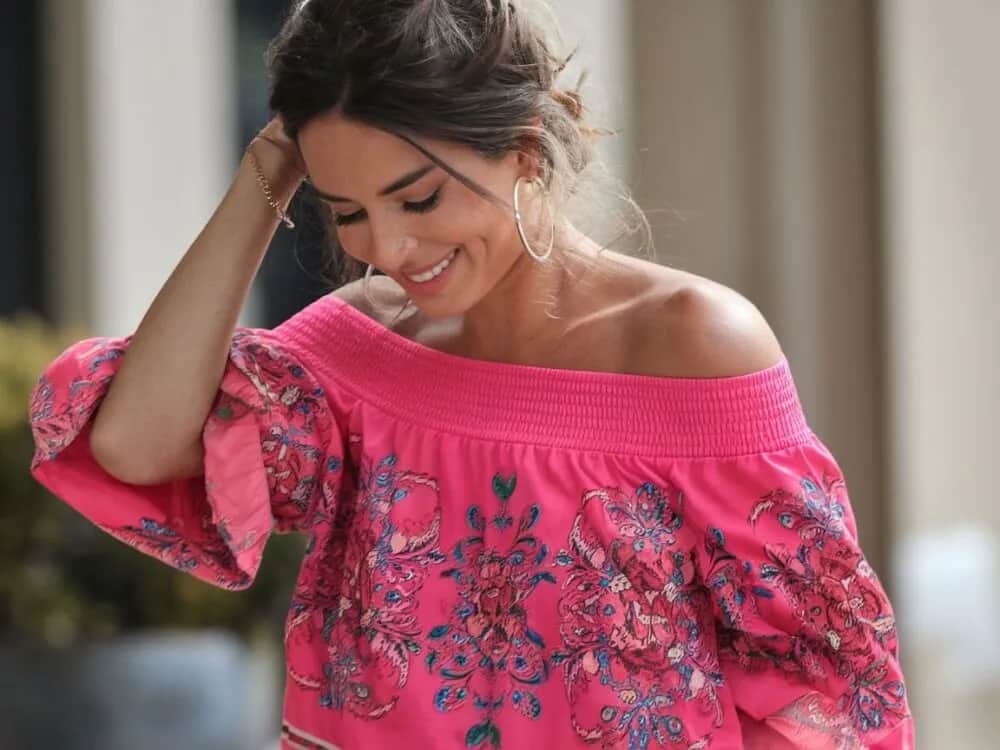 Jak nosić bluzki hiszpanki, aby uniknąć zsuwania i wyglądać stylowo