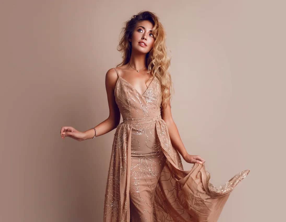 Jaka biżuteria do złotej sukienki? Oto najpiękniejsze propozycje