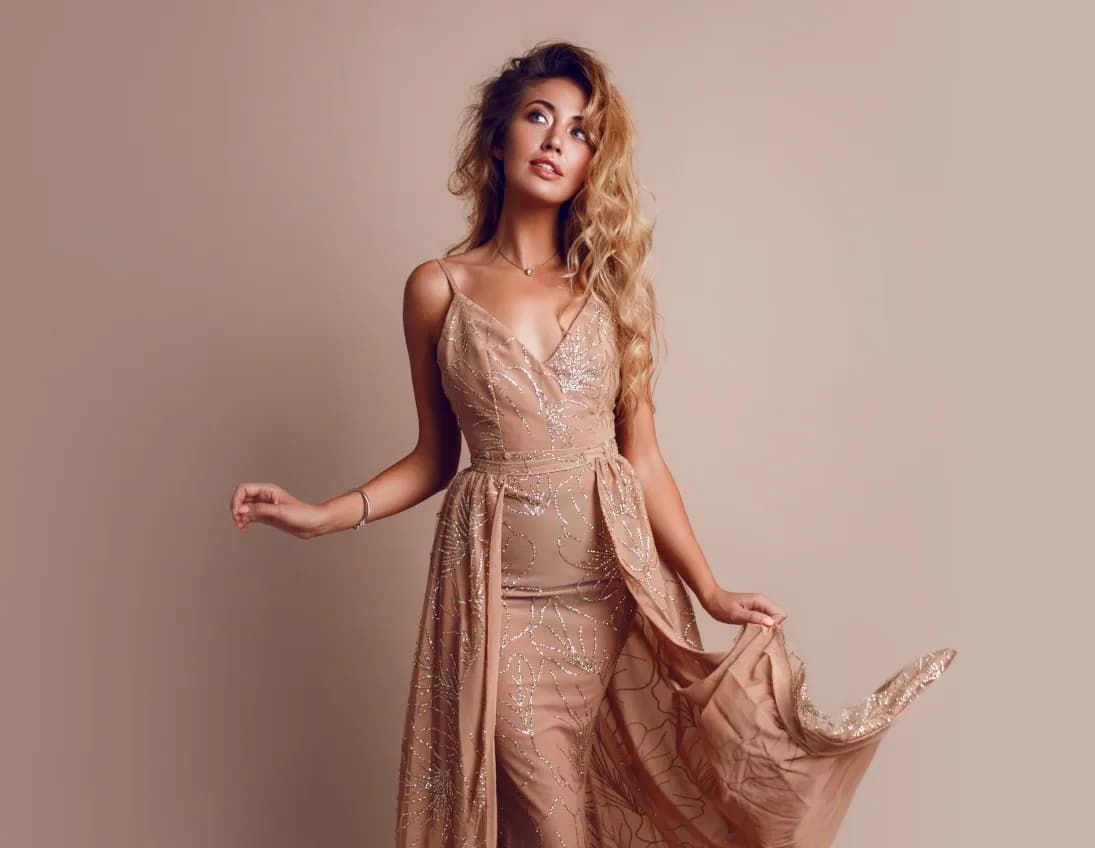 Jaka biżuteria do złotej sukienki? Oto najpiękniejsze propozycje