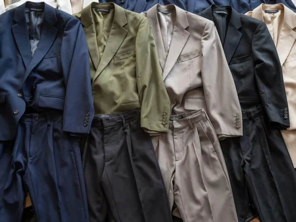 Idealna marynarka do czarnych spodni na wesele – unikaj modowych wpadek