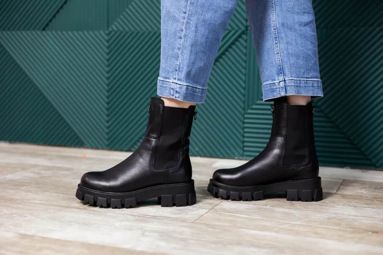 Jak nosić spodnie do botków, aby wyglądać stylowo i modnie