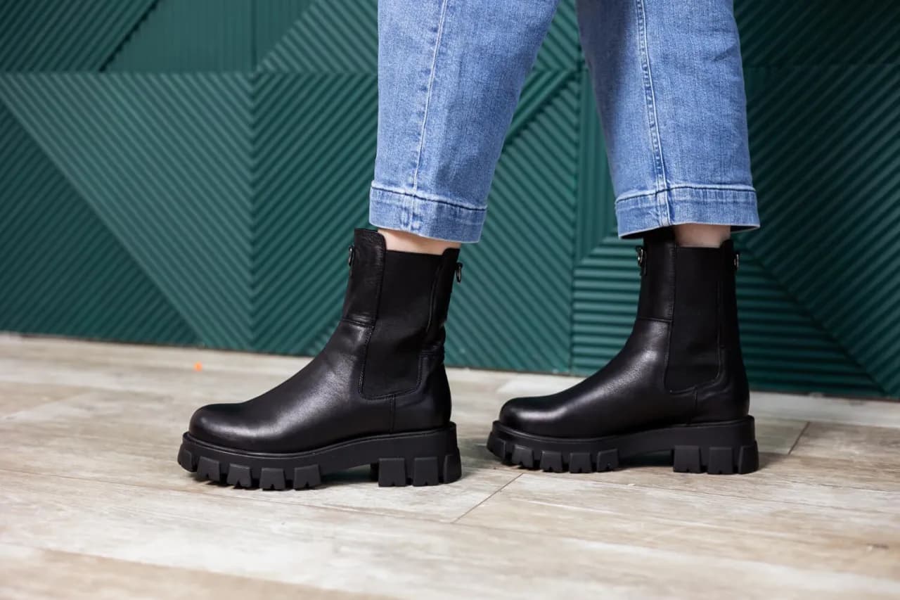 Jak nosić spodnie do botków, aby wyglądać stylowo i modnie