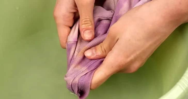 Jak zmyć podkład z bluzki? Skuteczne sposoby na uporczywe plamy