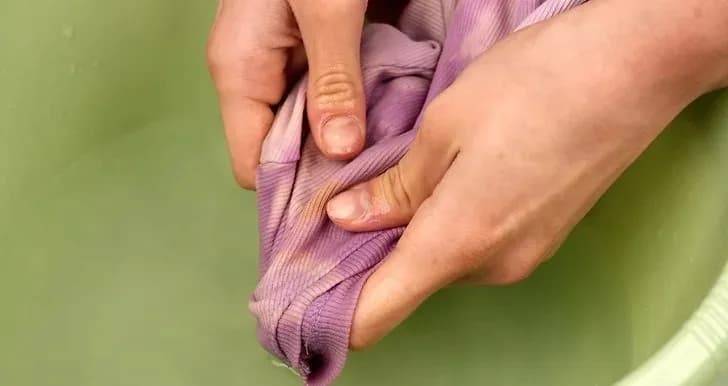 Jak zmyć podkład z bluzki? Skuteczne sposoby na uporczywe plamy