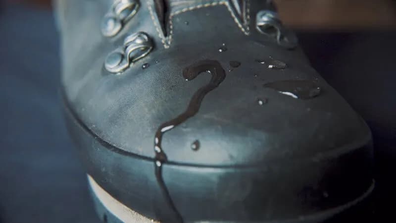 Jak zabezpieczyć buty ze skóry licowej przed zniszczeniem i wilgocią