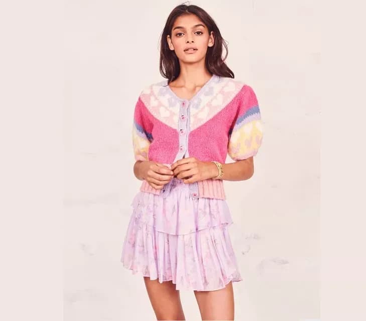 Jaką bluzkę do spódnicy z falbanami wybrać, by wyglądać stylowo?