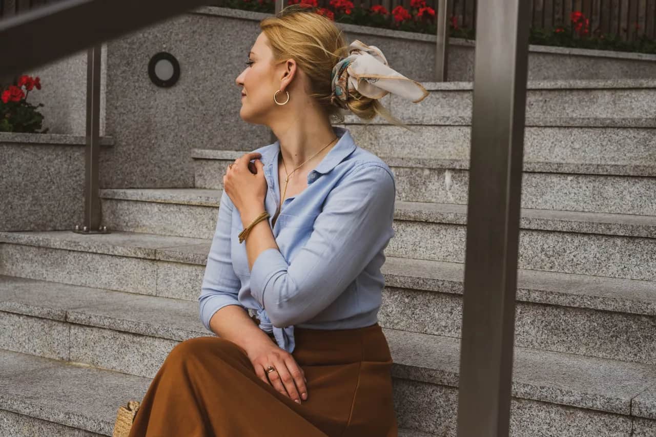 Jak zawiązać supel na bluzce, aby wyglądać stylowo i modnie