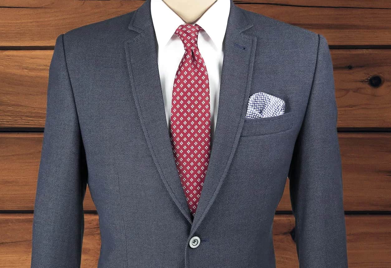 Jaki krawat do granatowej koszuli, by uniknąć modowych wpadek?