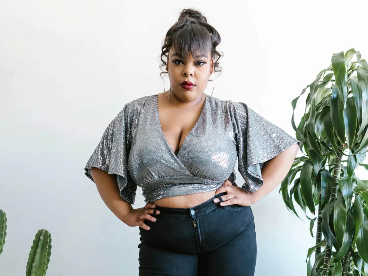 Jakie bluzki do dużego biustu, aby wyglądać szczuplej i stylowo