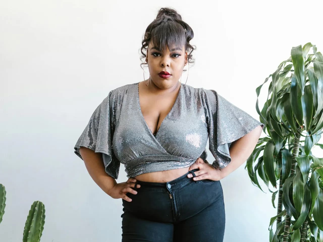 Jakie bluzki do dużego biustu, aby wyglądać szczuplej i stylowo