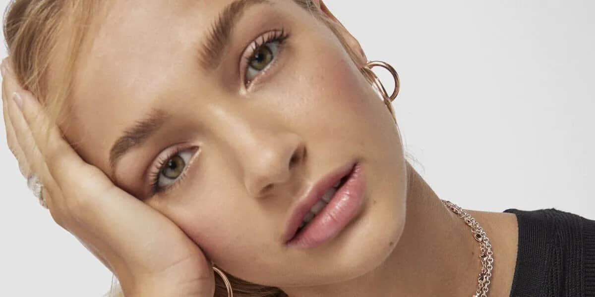 Jaką biżuterię do brokatowej sukienki wybrać, aby nie przesadzić?