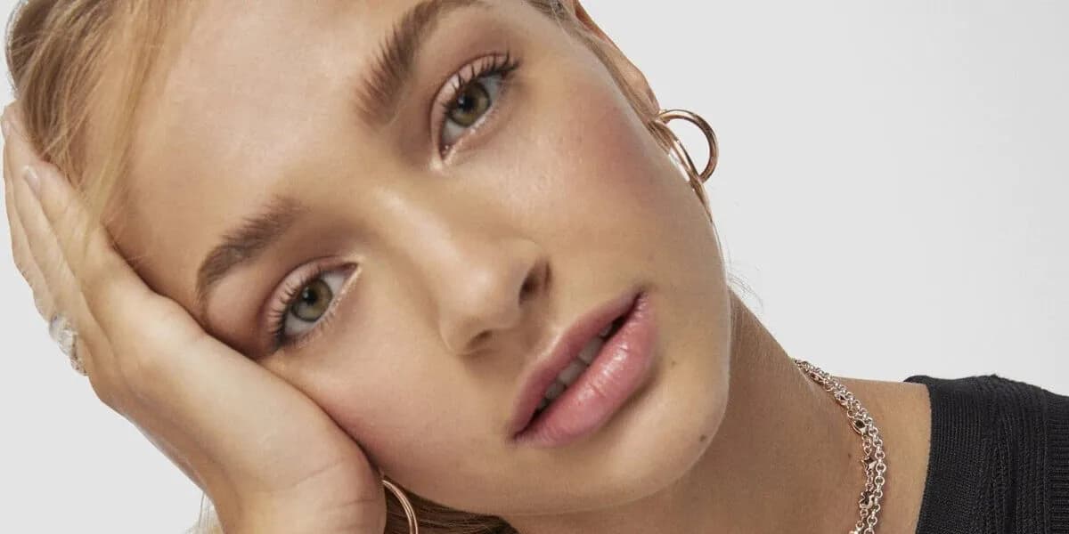 Jaką biżuterię do brokatowej sukienki wybrać, aby nie przesadzić?