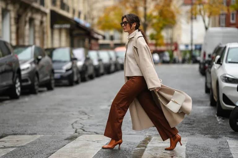 Jaką bluzkę do brązowych spodni wybrać, by wyglądać stylowo?