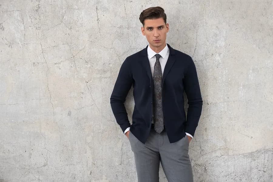 Jakie swetry do koszuli wybrać, by uniknąć modowych wpadek?