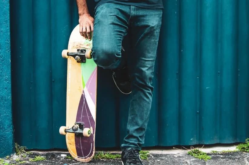 Spodnie tapered co to znaczy – poznaj ich styl i charakterystykę