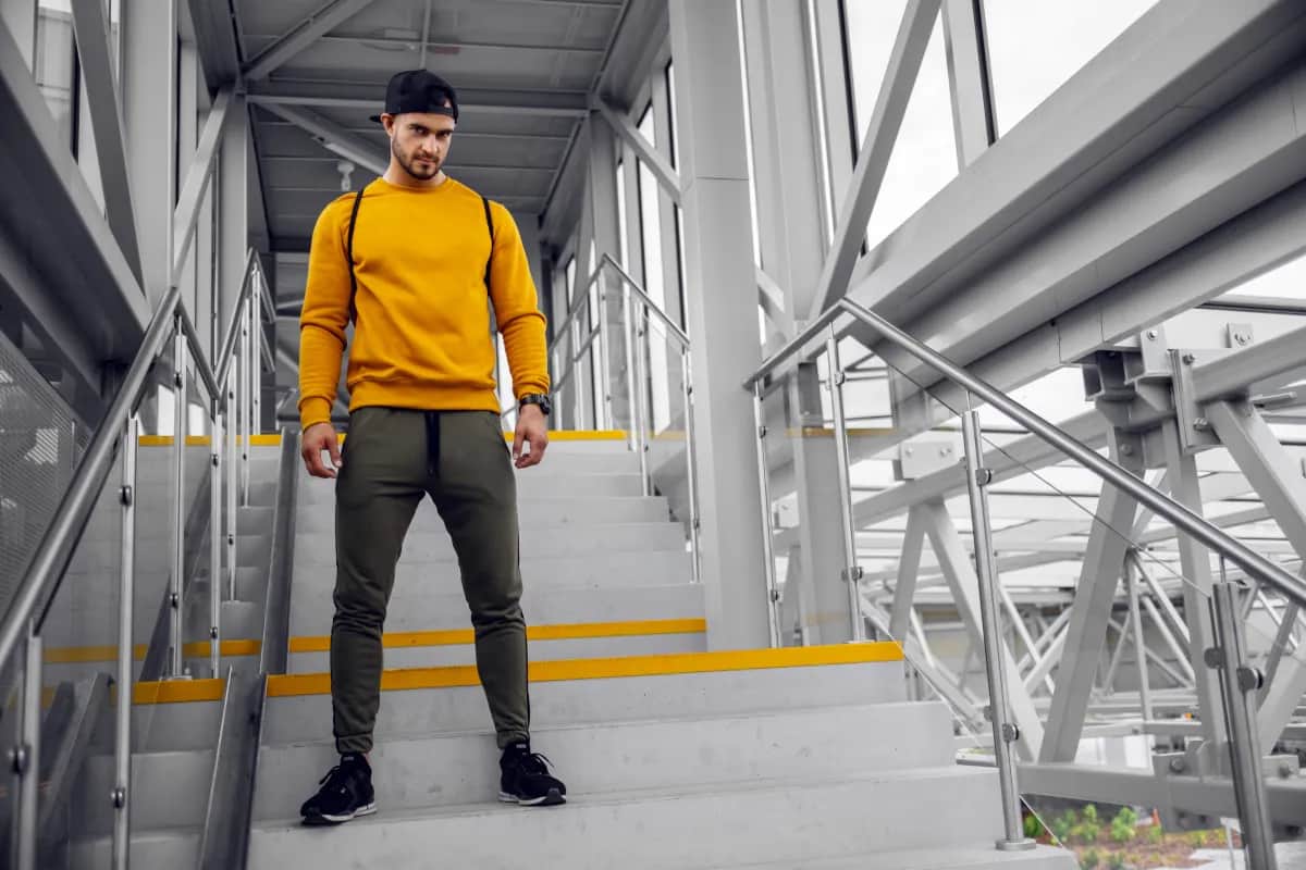 Jakie bluzki do spodni khaki, aby uniknąć modowych wpadek?